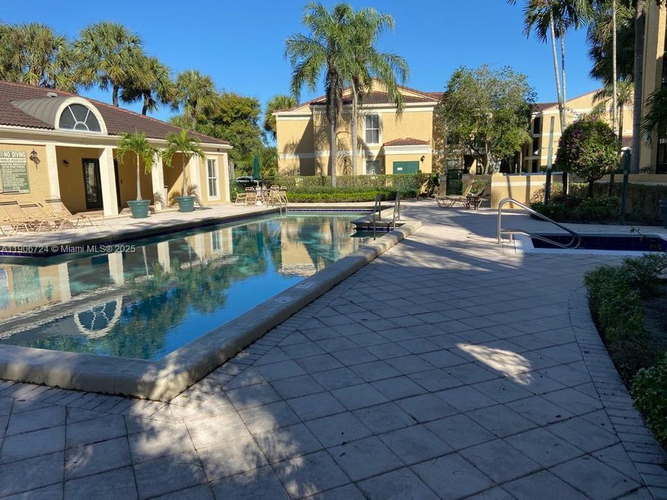 Active With Contract: $1,725 (1 beds, 1 baths, 950 Square Feet)