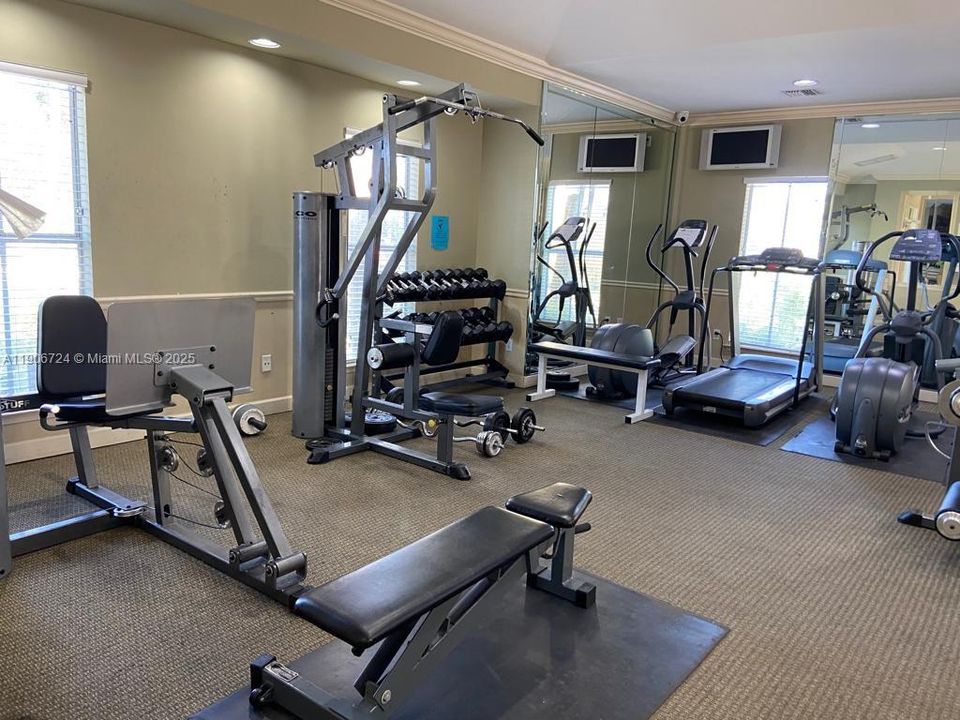 Active With Contract: $1,725 (1 beds, 1 baths, 950 Square Feet)