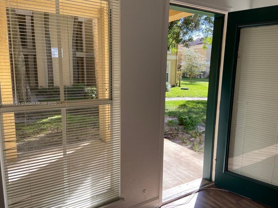 Active With Contract: $1,725 (1 beds, 1 baths, 950 Square Feet)