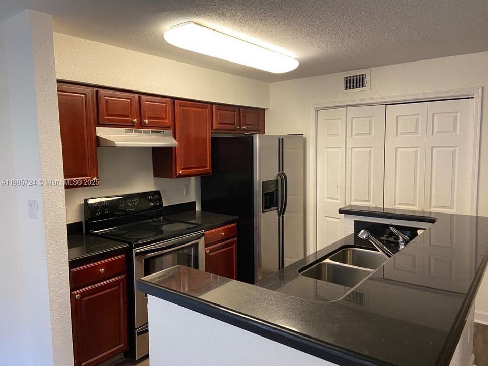 Active With Contract: $1,725 (1 beds, 1 baths, 950 Square Feet)