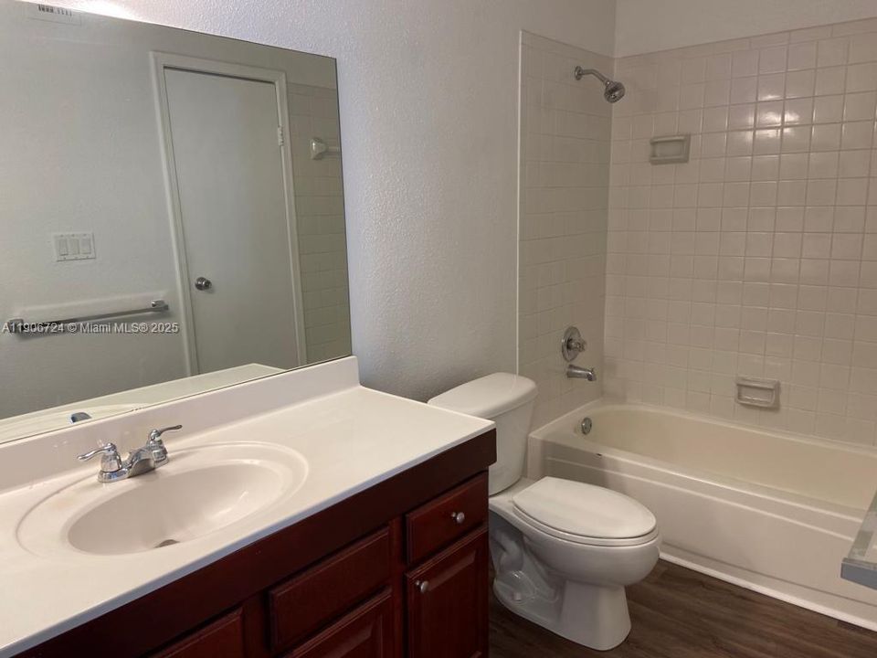 Active With Contract: $1,725 (1 beds, 1 baths, 950 Square Feet)
