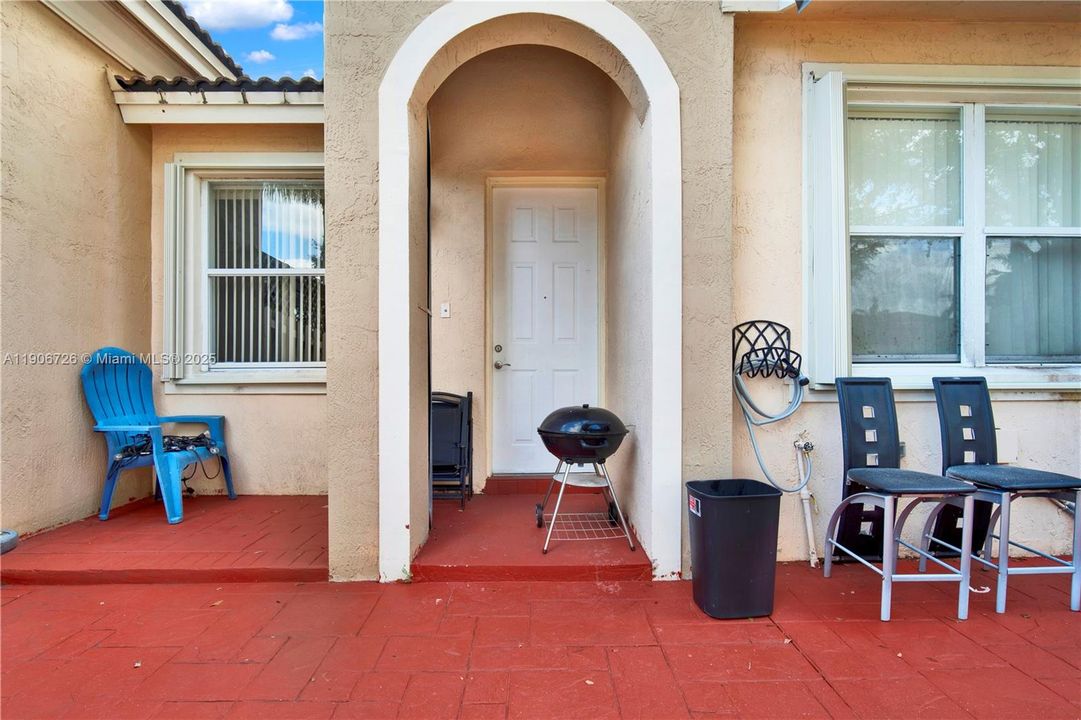 Active With Contract: $330,000 (3 beds, 2 baths, 1205 Square Feet)