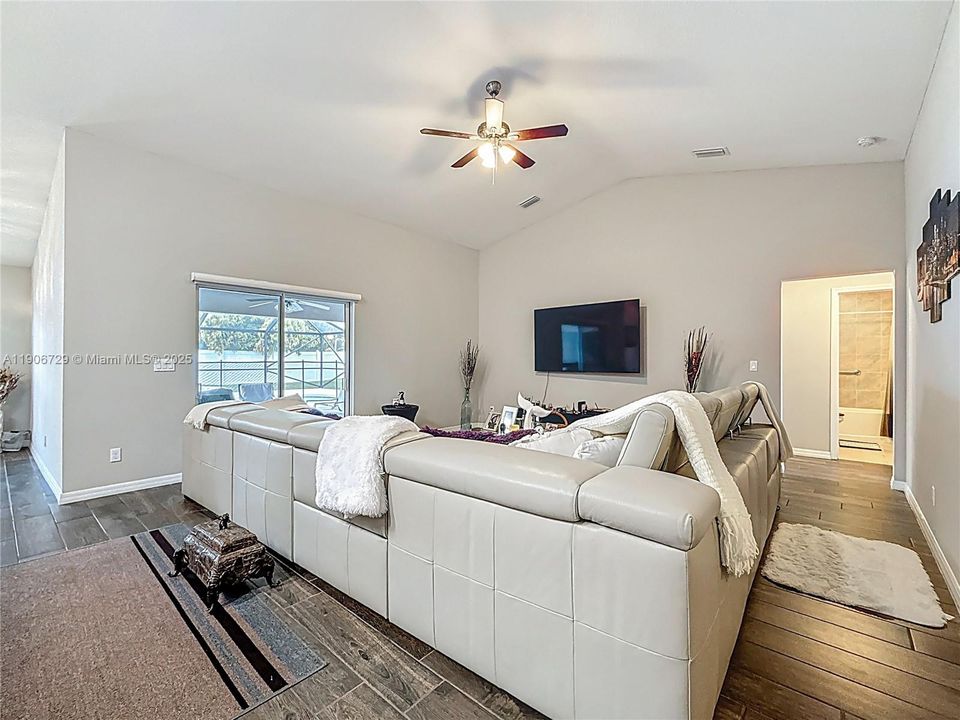 Под контрактом: $513,000 (4 спален, 3 ванн, 2078 Квадратных фут)