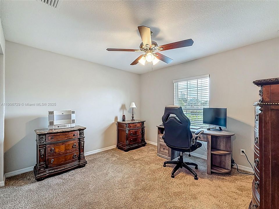 Под контрактом: $513,000 (4 спален, 3 ванн, 2078 Квадратных фут)