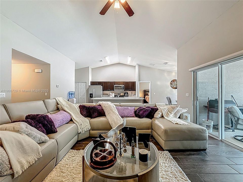 Под контрактом: $513,000 (4 спален, 3 ванн, 2078 Квадратных фут)