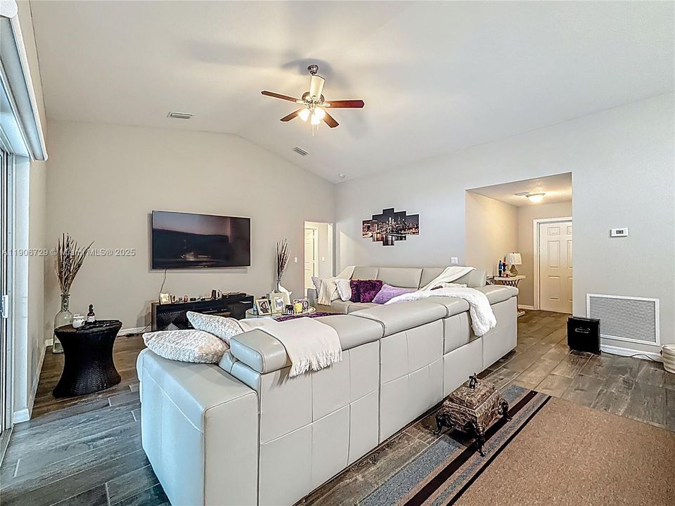 Под контрактом: $513,000 (4 спален, 3 ванн, 2078 Квадратных фут)