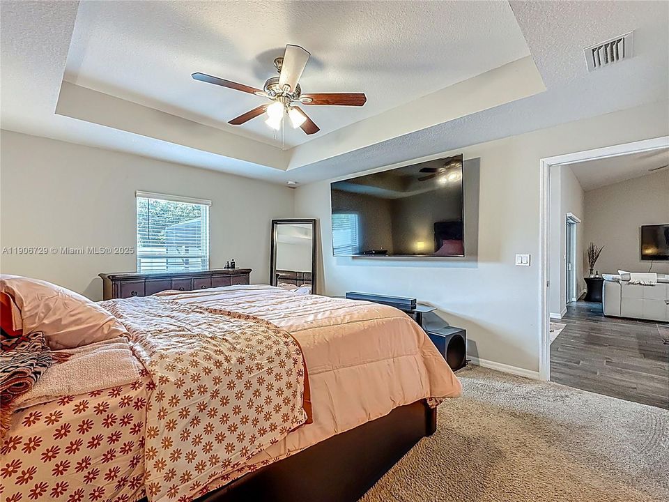 Под контрактом: $513,000 (4 спален, 3 ванн, 2078 Квадратных фут)