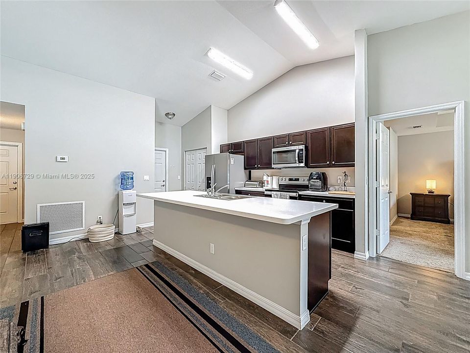 Под контрактом: $513,000 (4 спален, 3 ванн, 2078 Квадратных фут)