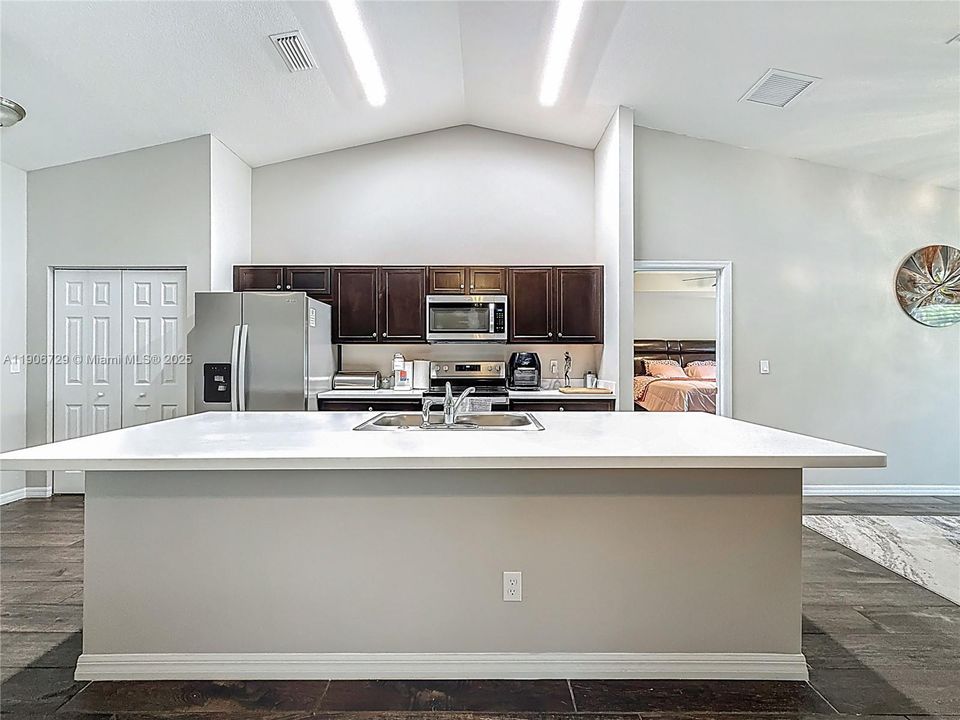 Под контрактом: $513,000 (4 спален, 3 ванн, 2078 Квадратных фут)