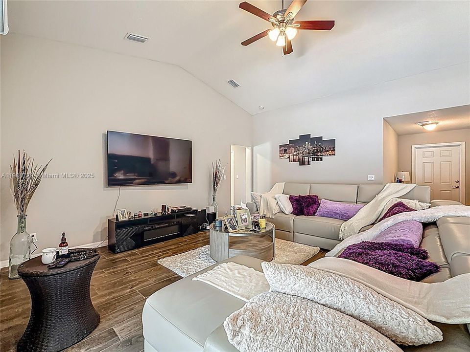 Под контрактом: $513,000 (4 спален, 3 ванн, 2078 Квадратных фут)