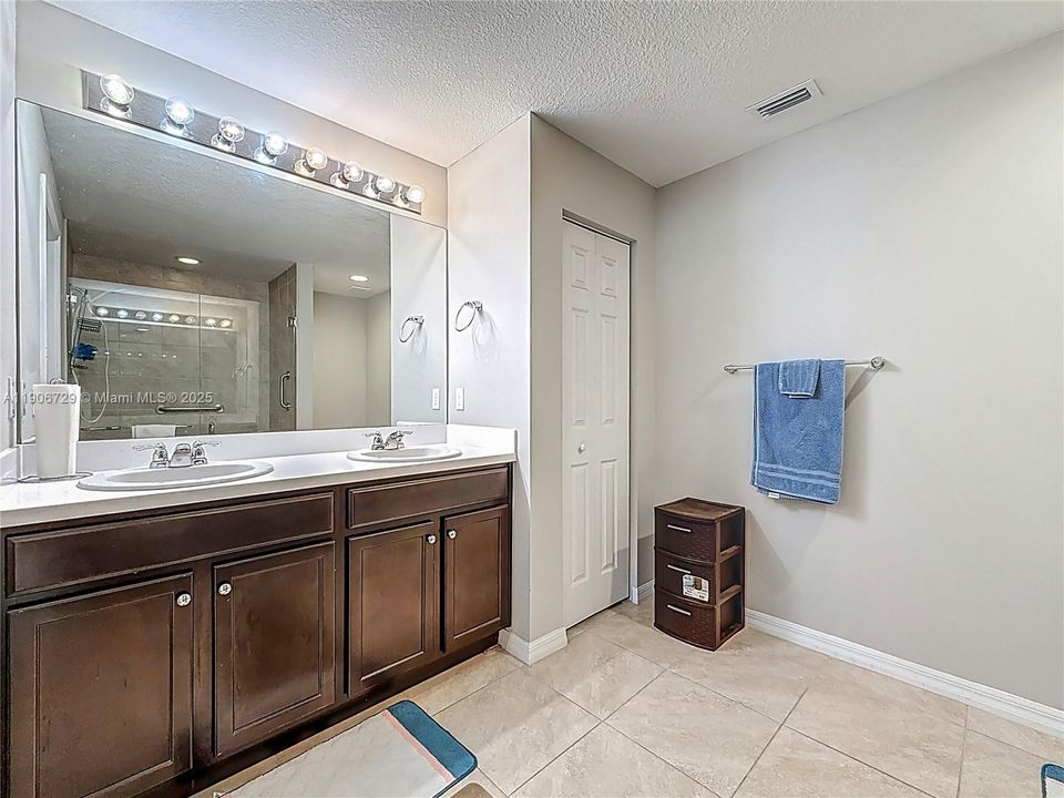 Под контрактом: $513,000 (4 спален, 3 ванн, 2078 Квадратных фут)