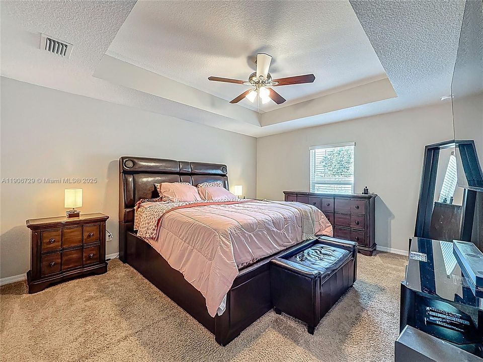 Под контрактом: $513,000 (4 спален, 3 ванн, 2078 Квадратных фут)