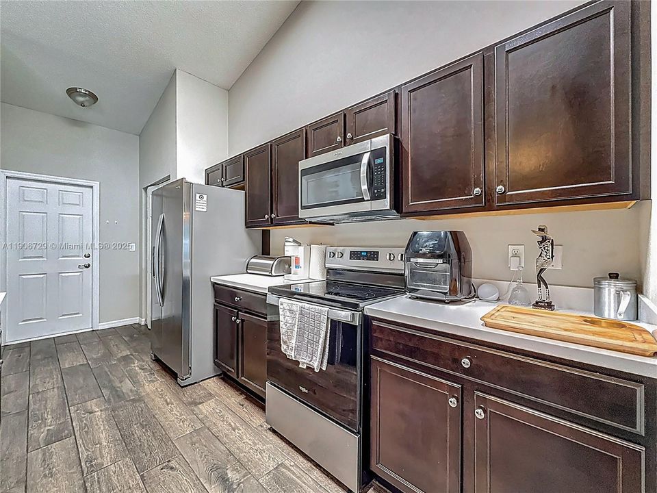 Под контрактом: $513,000 (4 спален, 3 ванн, 2078 Квадратных фут)