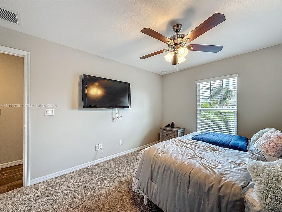 Под контрактом: $513,000 (4 спален, 3 ванн, 2078 Квадратных фут)