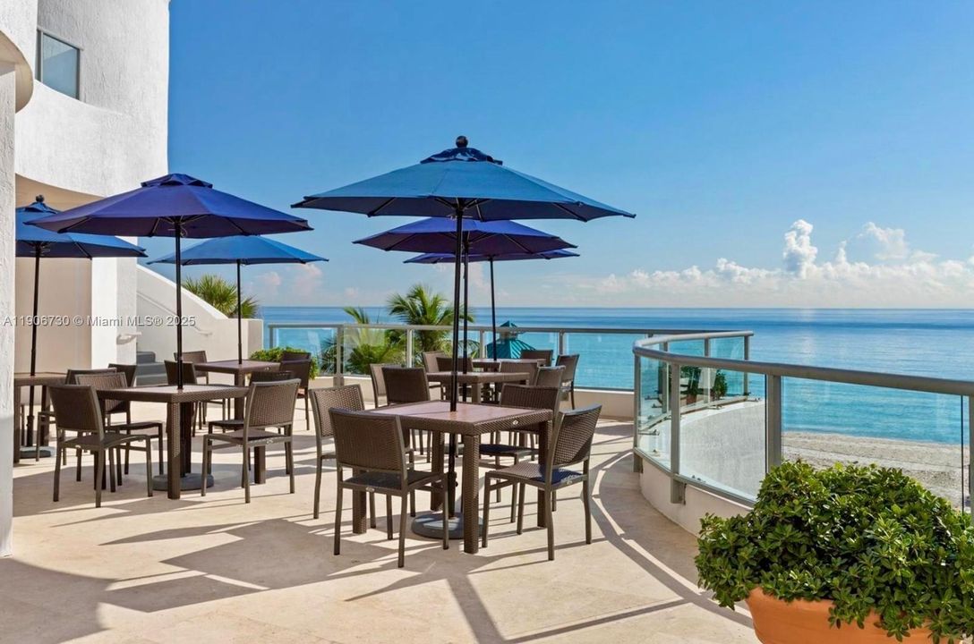 For Rent: $3,600 (1 beds, 1 baths, 990 Square Feet)