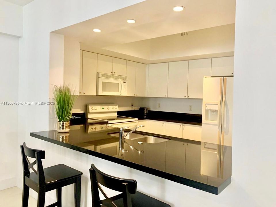 For Rent: $3,600 (1 beds, 1 baths, 990 Square Feet)