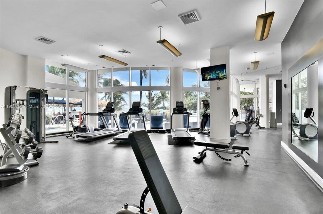 For Rent: $3,600 (1 beds, 1 baths, 990 Square Feet)