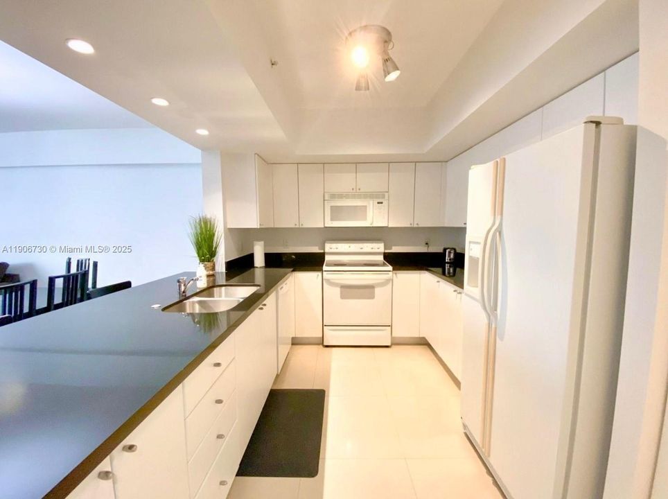 For Rent: $3,600 (1 beds, 1 baths, 990 Square Feet)