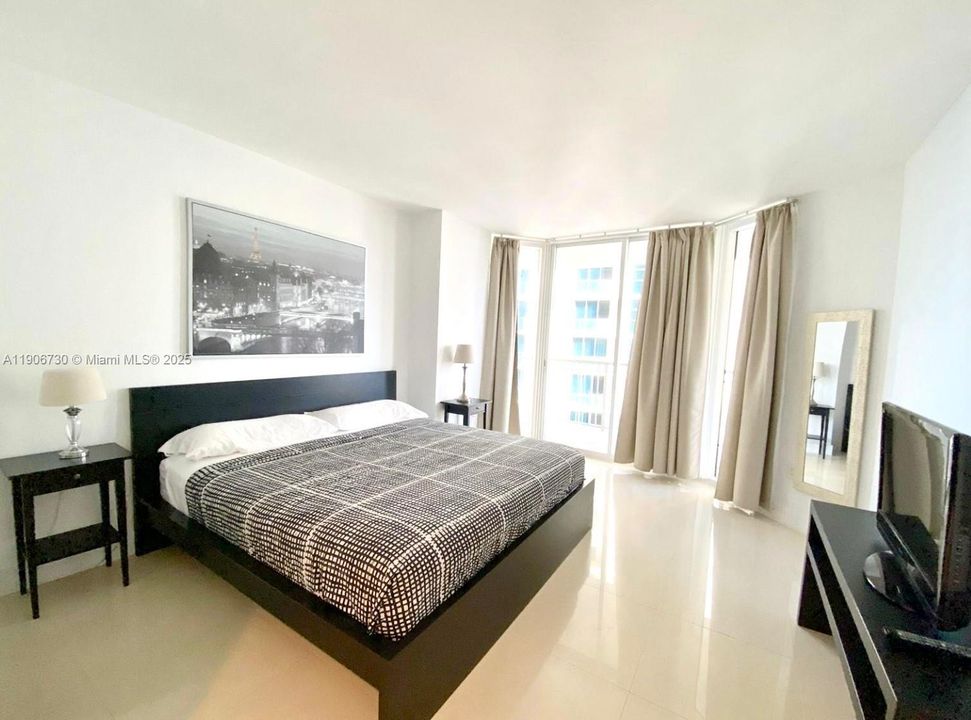 For Rent: $3,600 (1 beds, 1 baths, 990 Square Feet)