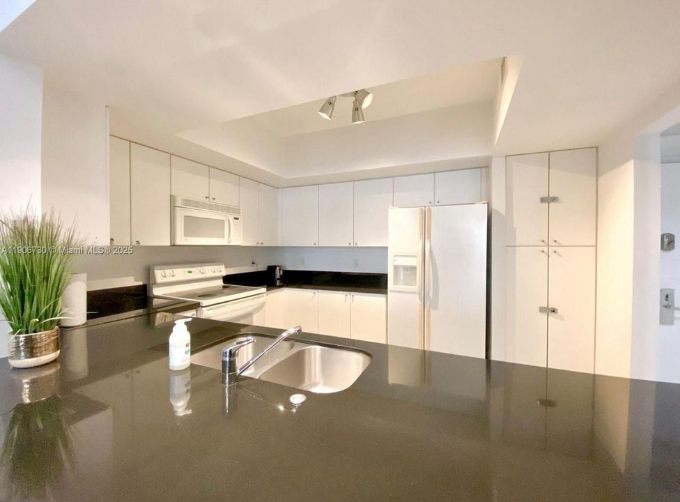 For Rent: $3,600 (1 beds, 1 baths, 990 Square Feet)