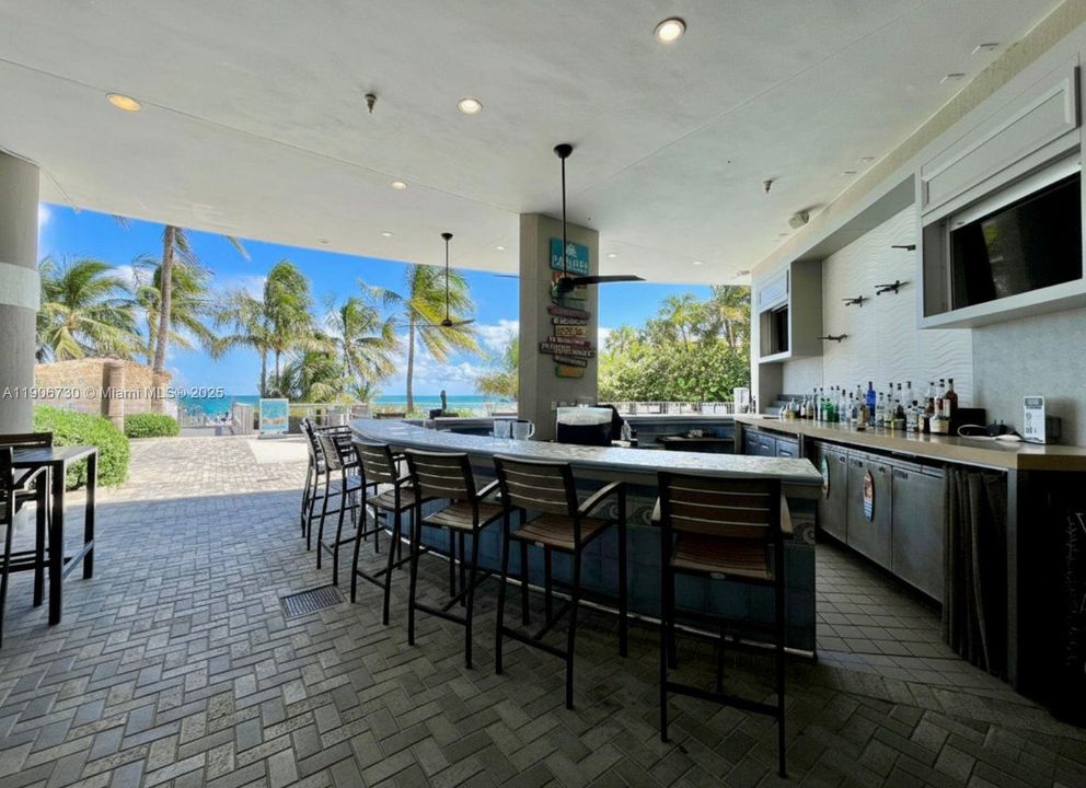 For Rent: $3,600 (1 beds, 1 baths, 990 Square Feet)