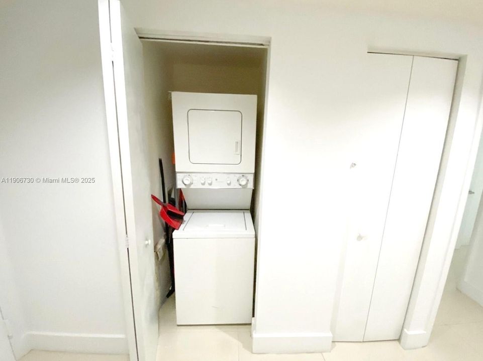 For Rent: $3,600 (1 beds, 1 baths, 990 Square Feet)