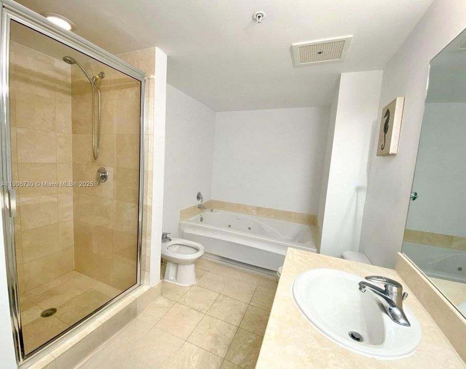 For Rent: $3,600 (1 beds, 1 baths, 990 Square Feet)