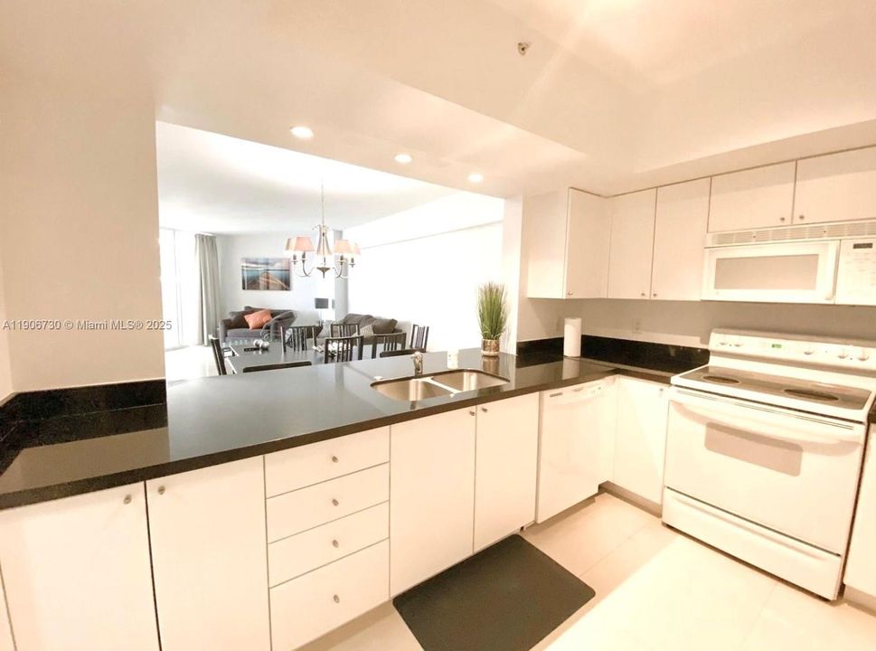 For Rent: $3,600 (1 beds, 1 baths, 990 Square Feet)