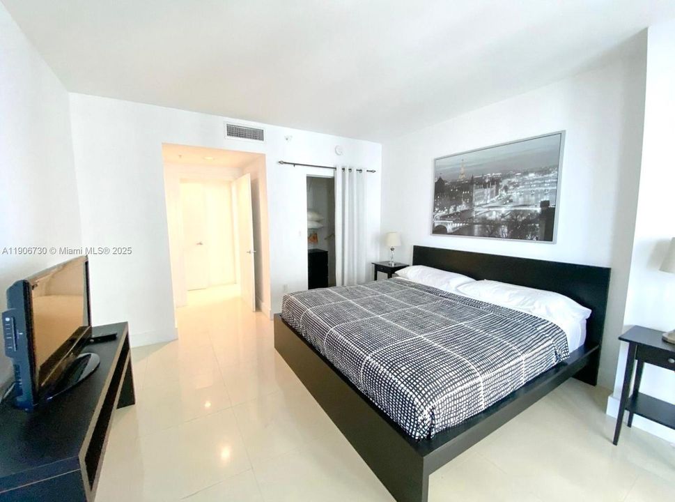 For Rent: $3,600 (1 beds, 1 baths, 990 Square Feet)