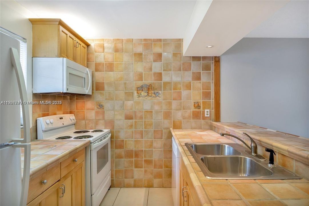 For Rent: $2,400 (2 beds, 1 baths, 1140 Square Feet)