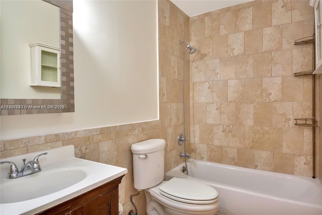 For Rent: $2,400 (2 beds, 1 baths, 1140 Square Feet)