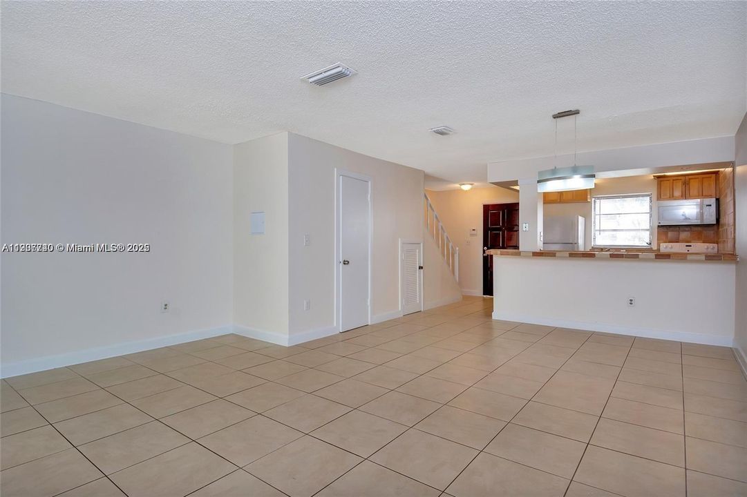 For Rent: $2,400 (2 beds, 1 baths, 1140 Square Feet)