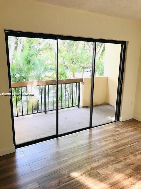 For Rent: $2,400 (2 beds, 1 baths, 1140 Square Feet)