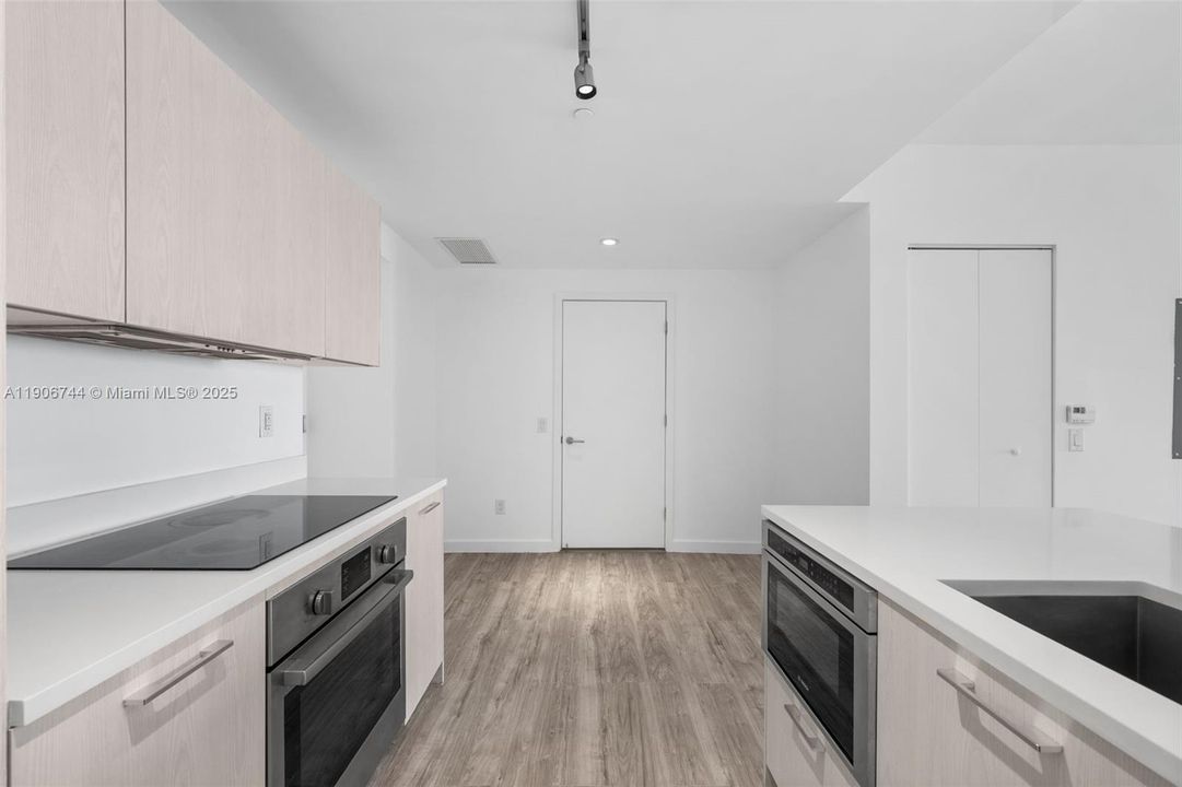 Recently Rented: $3,100 (1 beds, 1 baths, 622 Square Feet)