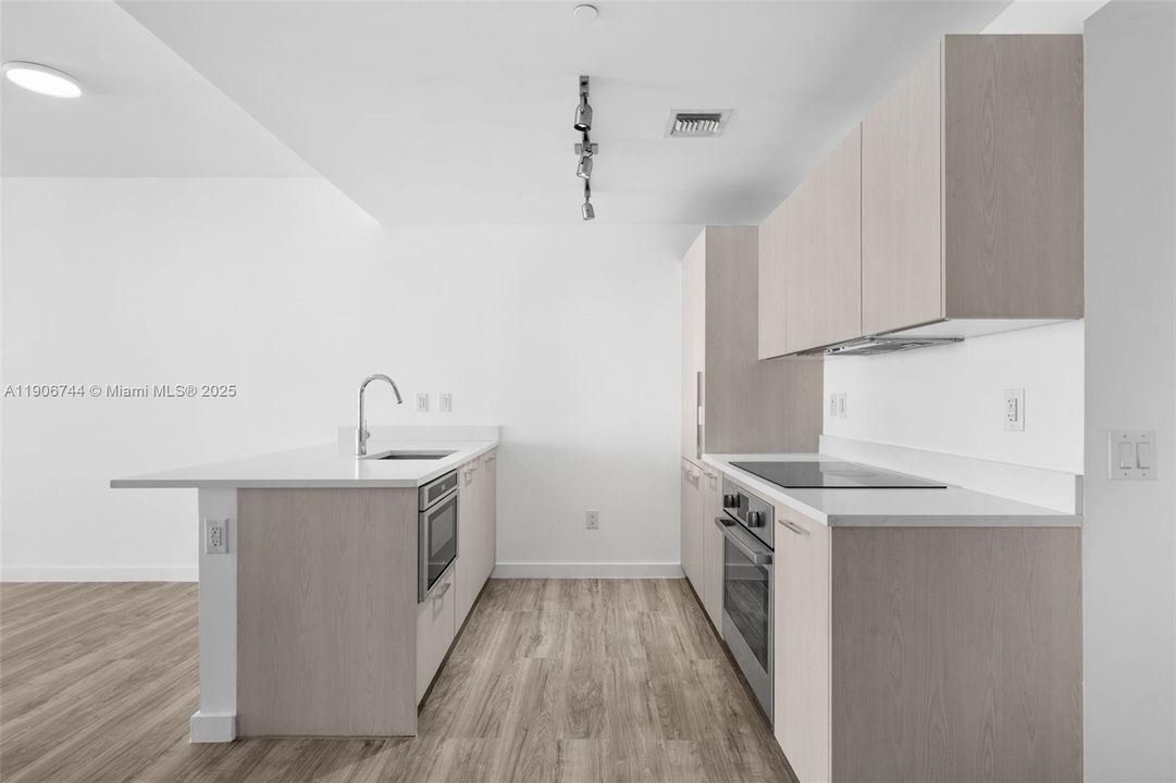Recently Rented: $3,100 (1 beds, 1 baths, 622 Square Feet)