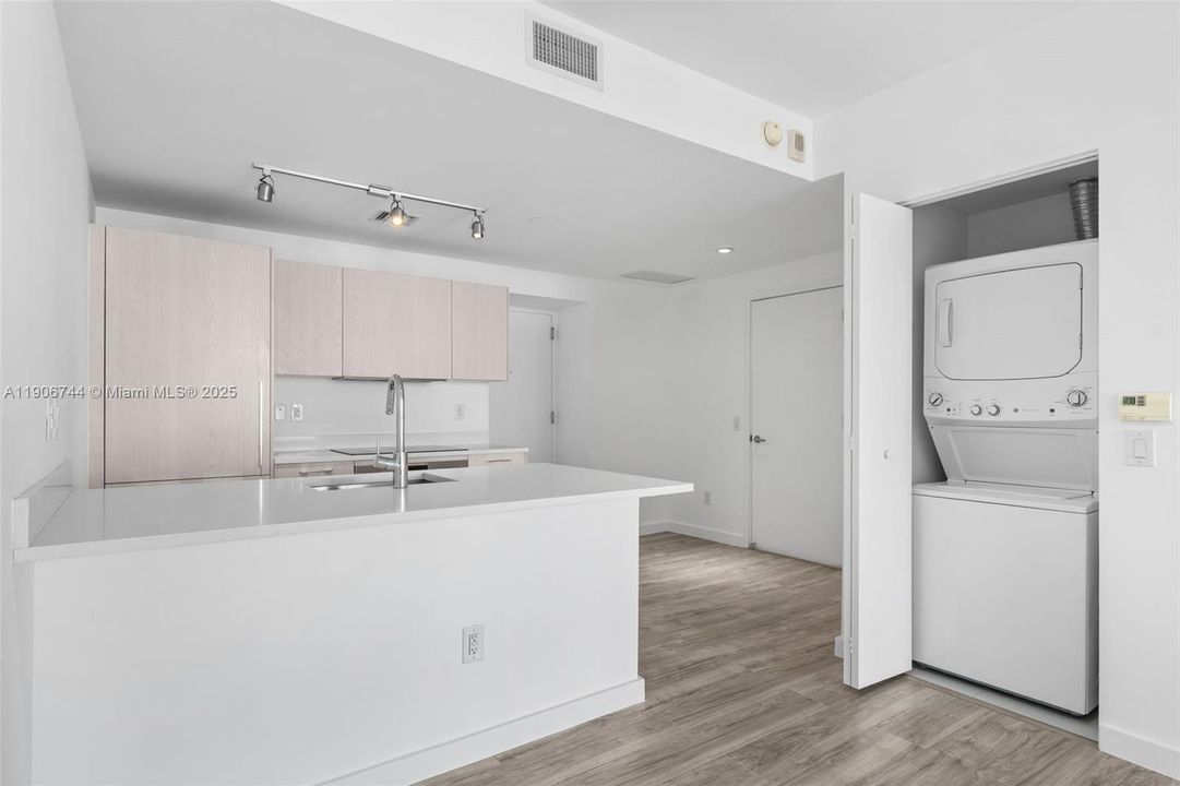 Recently Rented: $3,100 (1 beds, 1 baths, 622 Square Feet)