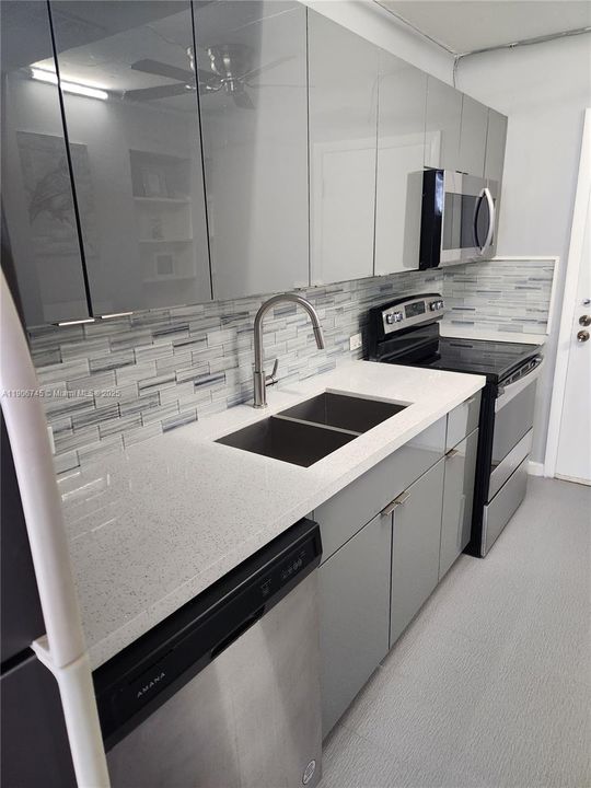 Recently Rented: $2,190 (1 beds, 1 baths, 916 Square Feet)