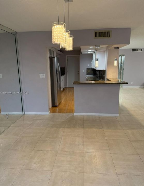 出租: $3,300 (2 贝兹, 2 浴室, 1440 平方英尺)