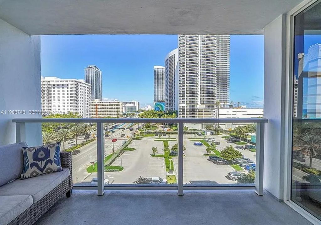 出租: $3,300 (2 贝兹, 2 浴室, 1440 平方英尺)