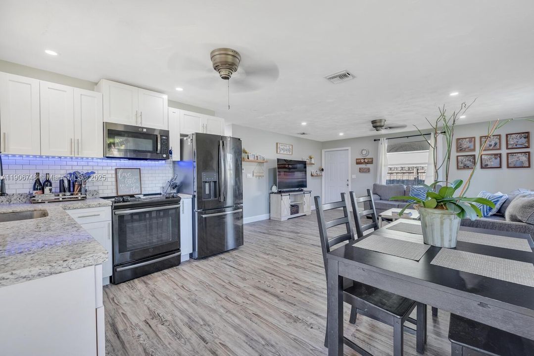 待售: $445,999 (2 贝兹, 1 浴室, 996 平方英尺)