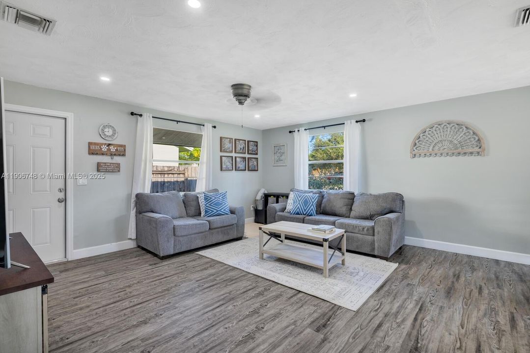 待售: $445,999 (2 贝兹, 1 浴室, 996 平方英尺)