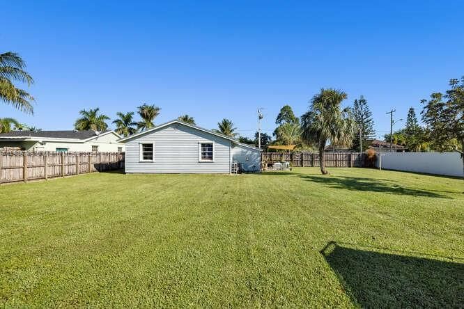 待售: $445,999 (2 贝兹, 1 浴室, 996 平方英尺)