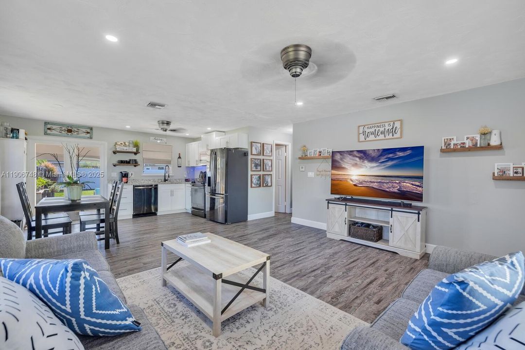 待售: $445,999 (2 贝兹, 1 浴室, 996 平方英尺)