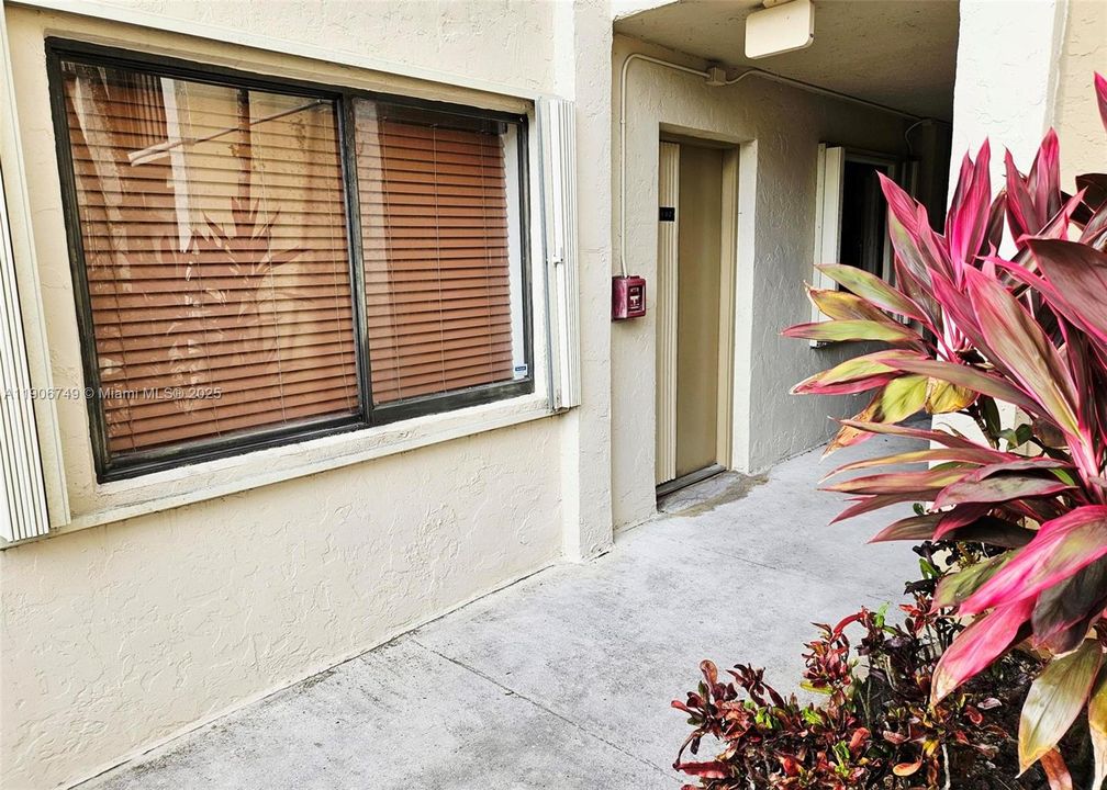 Active With Contract: $2,400 (3 beds, 2 baths, 1040 Square Feet)