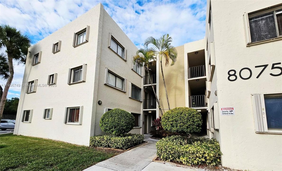 Active With Contract: $2,400 (3 beds, 2 baths, 1040 Square Feet)