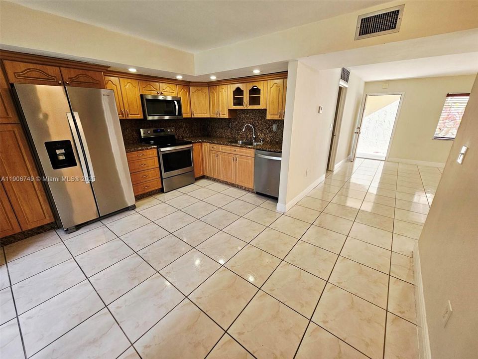 Active With Contract: $2,400 (3 beds, 2 baths, 1040 Square Feet)