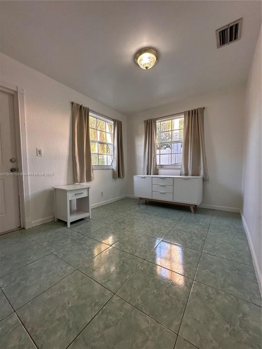 最近租的: $1,400 (1 贝兹, 1 浴室, 600 平方英尺)