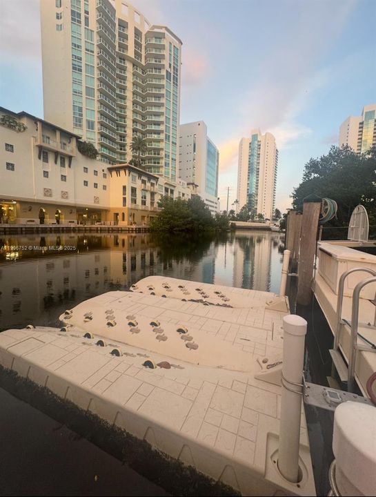 На продажу: $2,500 (1,380 кв.фт.)