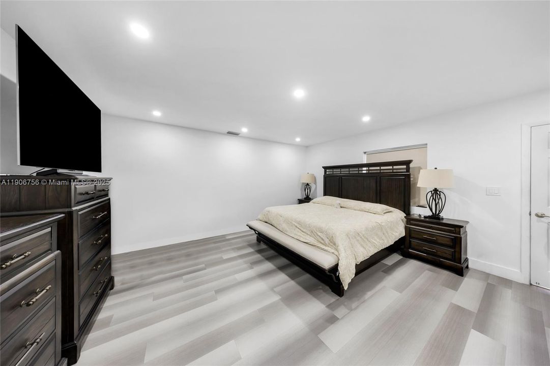 Под контрактом: $4,300 (3 спален, 2 ванн, 1696 Квадратных фут)