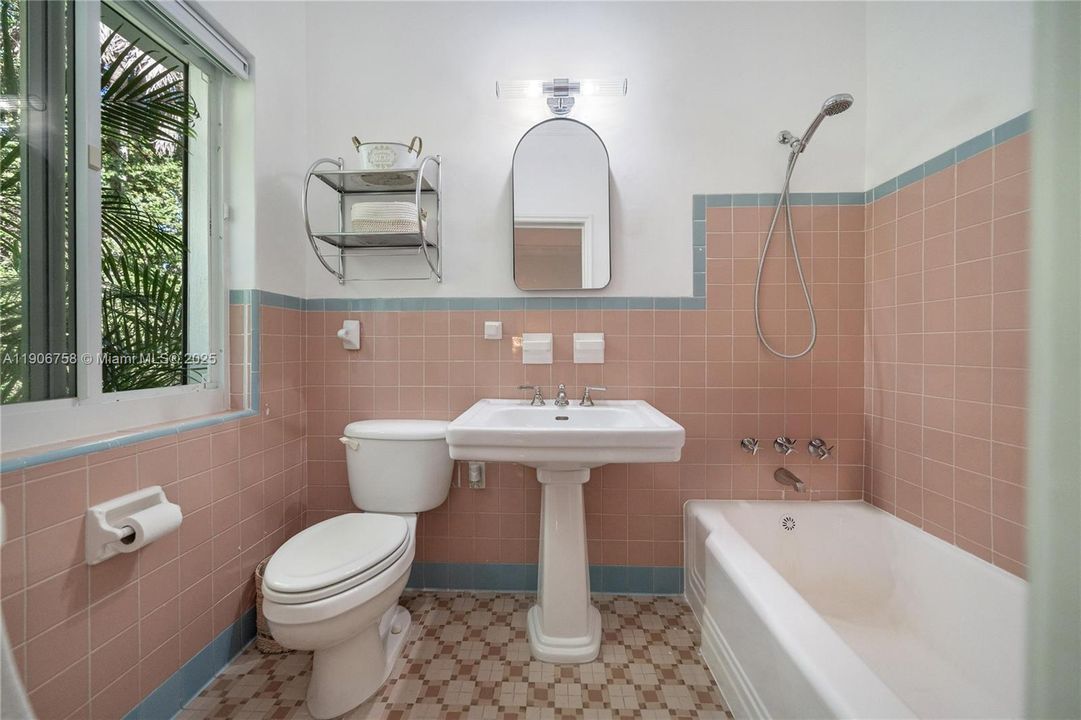 For Sale: $3,250,000 (5 beds, 4 baths, 4086 Square Feet)